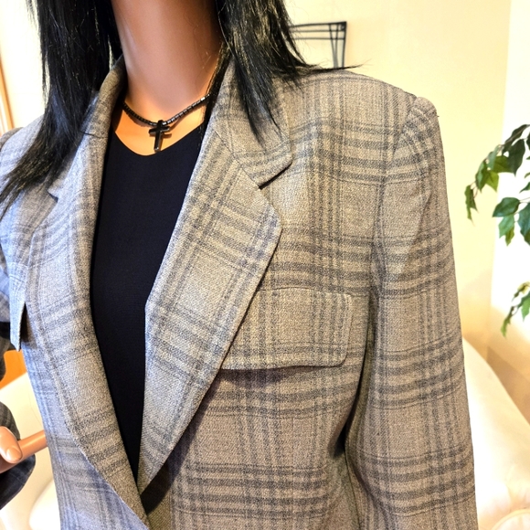 Jones of New York Woman's Green Plaid Suit, Size 12 - Picture 4 of 16